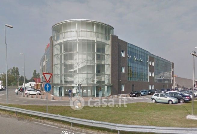 Ufficio in commerciale in Via Renzo Zanellini 15