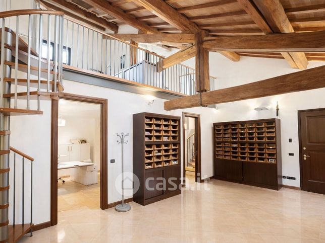 Ufficio in commerciale in 