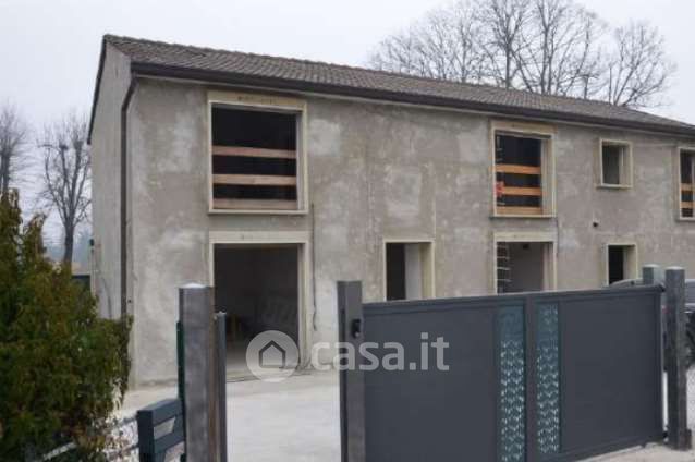 Casa indipendente in residenziale in Strada Rovigana