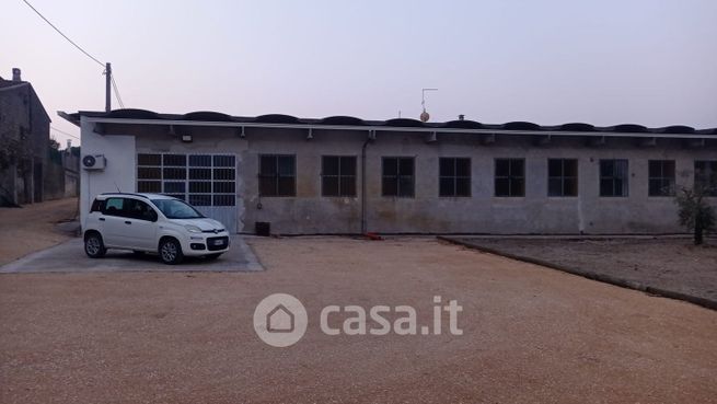 Capannone in commerciale in Via Antonio Vivaldi 10