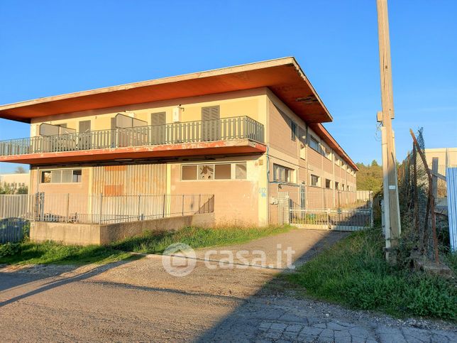 Capannone in commerciale in Via Santa Maria Le Quinte