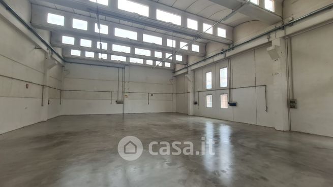Capannone in commerciale in 