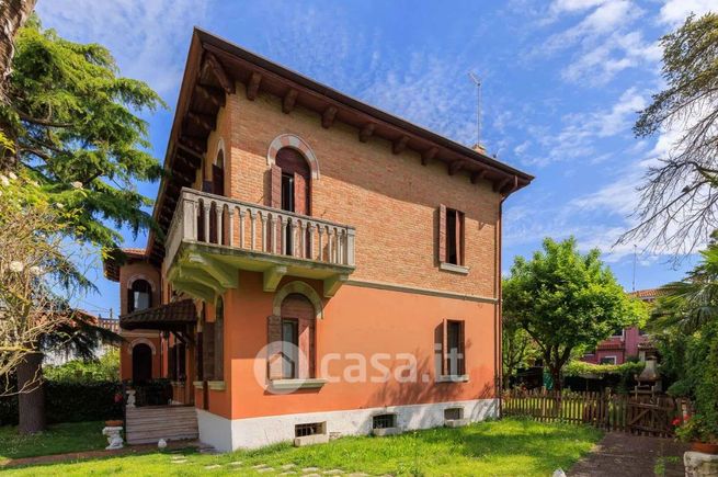 Casa bi/trifamiliare in residenziale in Via Gallipoli