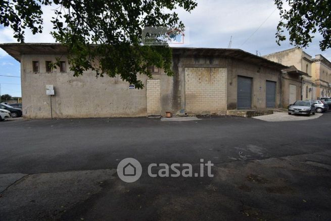 Capannone in commerciale in Piazza Francesco Crispi