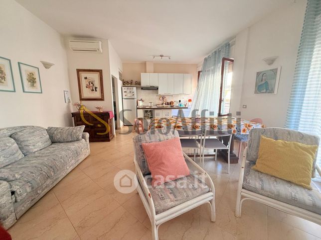 Appartamento in residenziale in Via Ugo Foscolo 85
