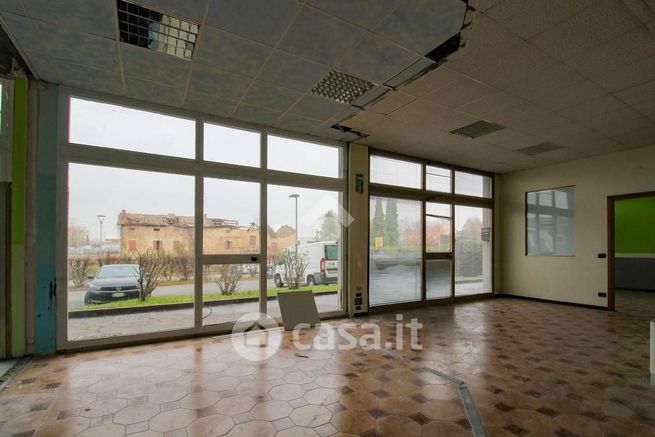 Ufficio in commerciale in Via Statale Est