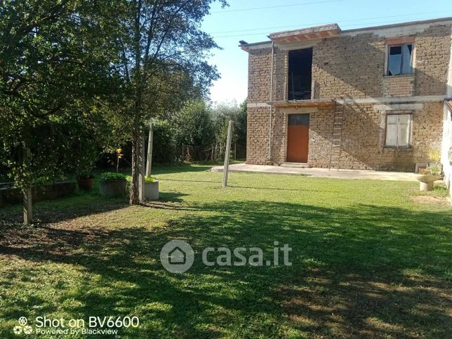 Casa indipendente in residenziale in SR155 85