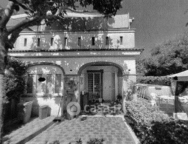 Casa bi/trifamiliare in residenziale in Via Tiziano 11