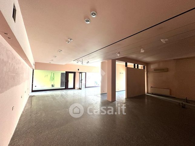Ufficio in commerciale in Via San Pio X 34