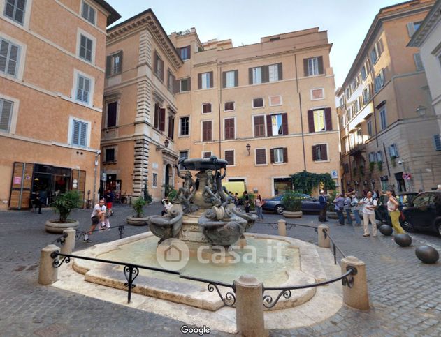 Negozio/locale commerciale in commerciale in Piazza Mattei
