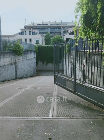Box/posto auto in residenziale in Corso Leonardo da Vinci 31