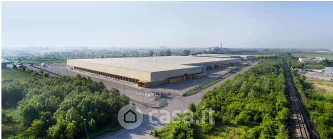 Capannone in commerciale in Via dell'Industria