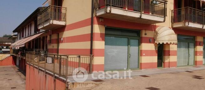 Ufficio in commerciale in Via Levadello 6
