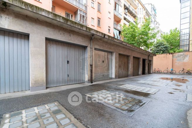 Box/posto auto in residenziale in Via San Secondo 89