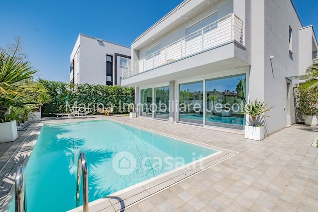 Casa bi/trifamiliare in residenziale in Via Toscana