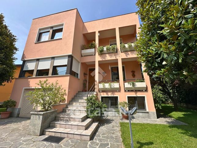 Villa in residenziale in Via Fratelli Cairoli 8