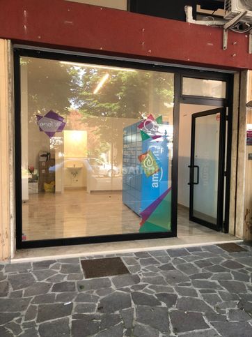 Negozio/locale commerciale in commerciale in Viale Costantinopoli 36