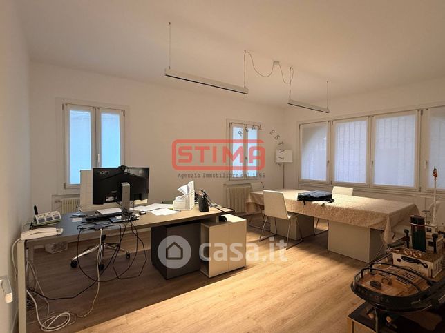 Ufficio in commerciale in 