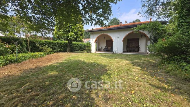 Villa in residenziale in Via dei Platani