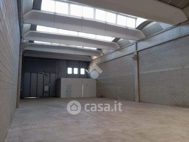 Capannone in commerciale in Via Sempione