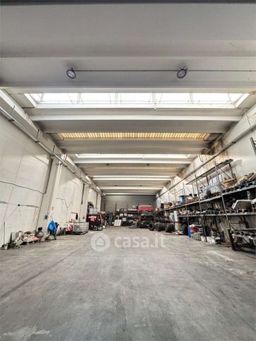 Capannone in commerciale in 