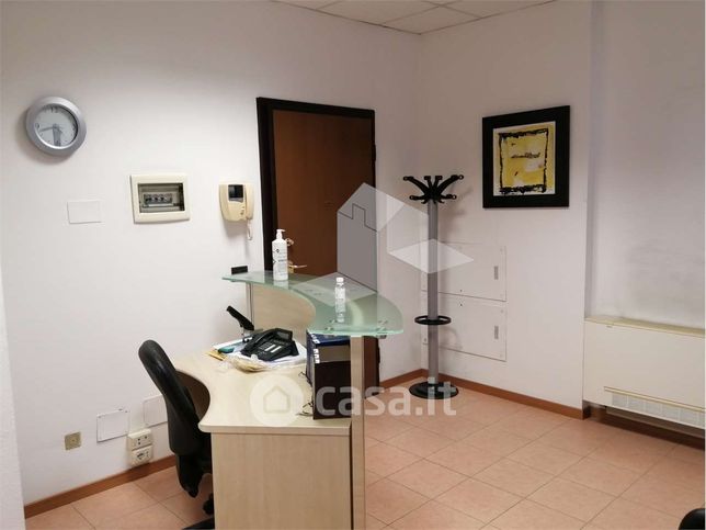 Ufficio in commerciale in 