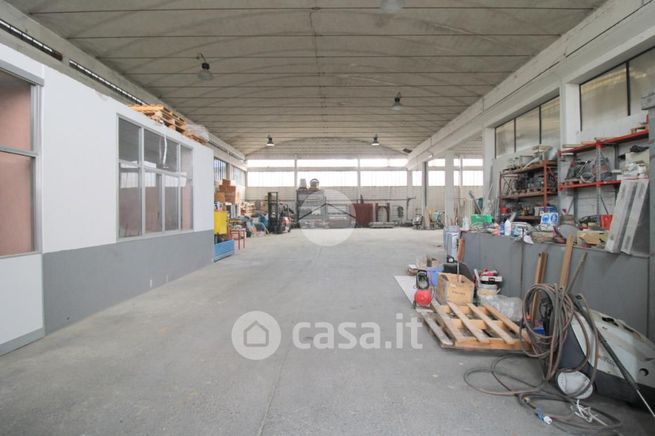 Capannone in commerciale in Via Alessandro Volta 86