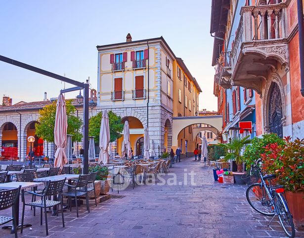 Attività/licenza (con o senza mura) in commerciale in Piazza Cappelletti 3