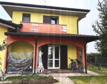 Casa indipendente in residenziale in Via Besutti 3