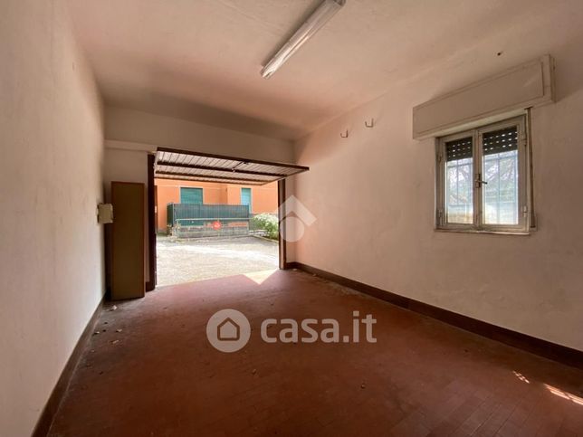 Garage/posto auto in residenziale in Via Cristoforo Colombo 14