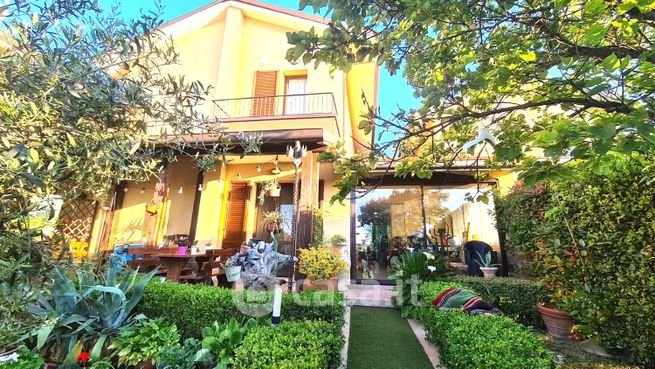 Casa indipendente in residenziale in 