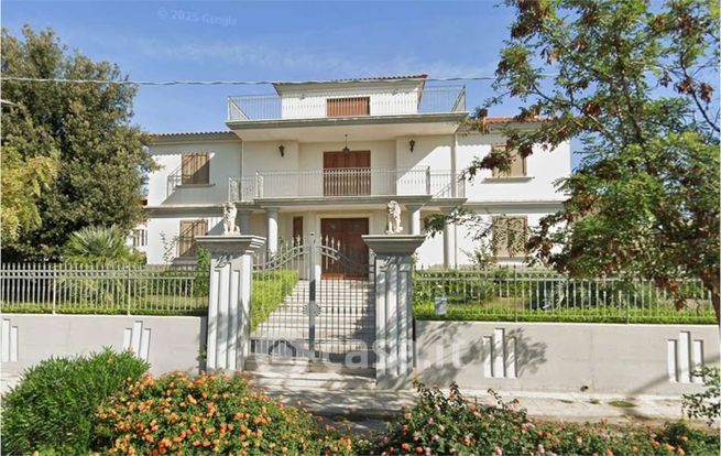 Villa in residenziale in Viale Italia 82