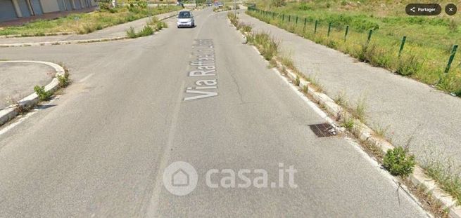 Box/posto auto in residenziale in Via Raffaello Liberti 115
