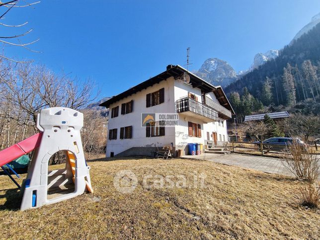 Casa bi/trifamiliare in residenziale in Frazione Vare