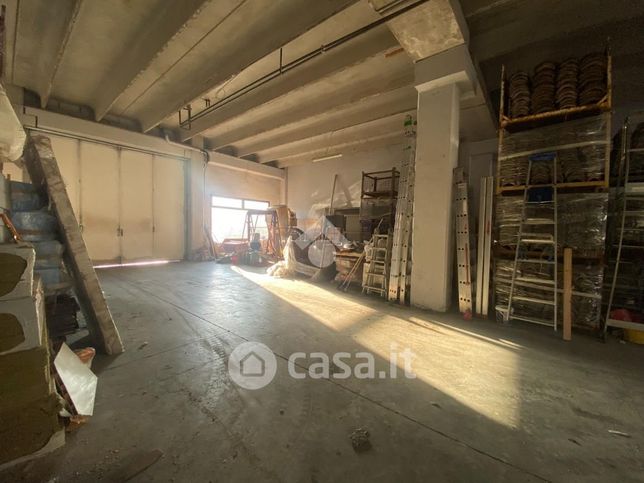 Capannone in commerciale in Via Yuri Gagarin 6