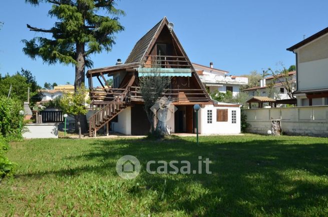 Villa in residenziale in Viale Italia 51