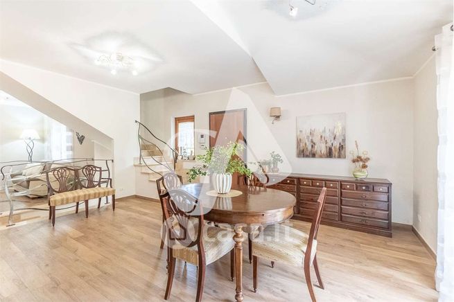 Casa bi/trifamiliare in residenziale in Via Fontanile di Vermicino 10