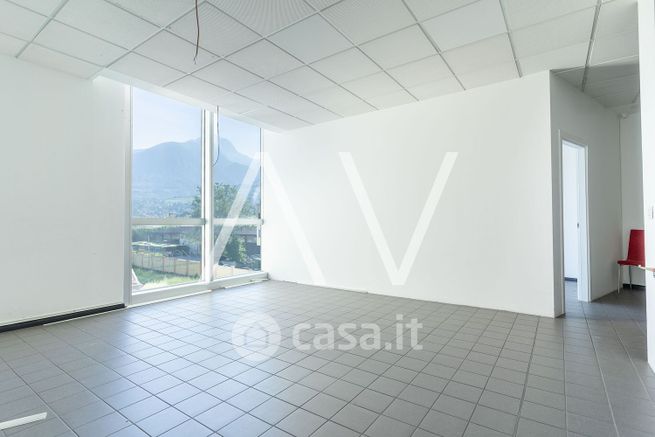 Ufficio in commerciale in Via Alois Kuperion 30