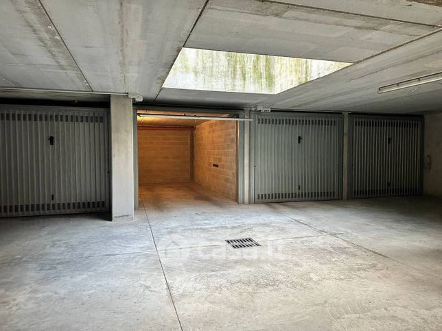 Box/posto auto in residenziale in Via delle Forze Armate 250