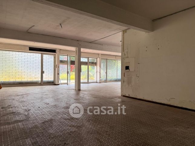 Capannone in commerciale in Via del Fossetto