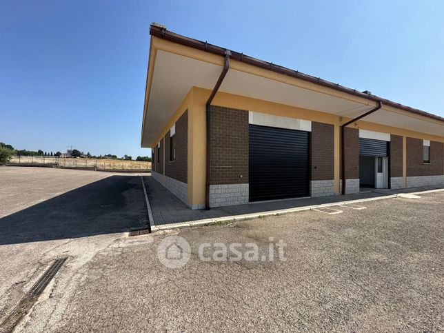 Capannone in commerciale in