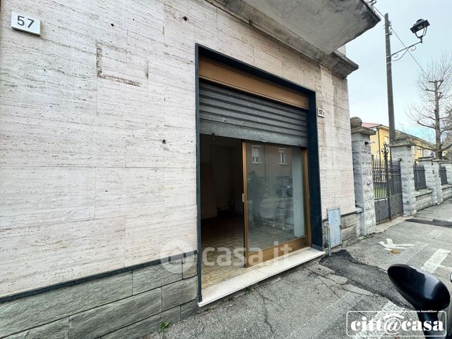 Capannone in commerciale in 