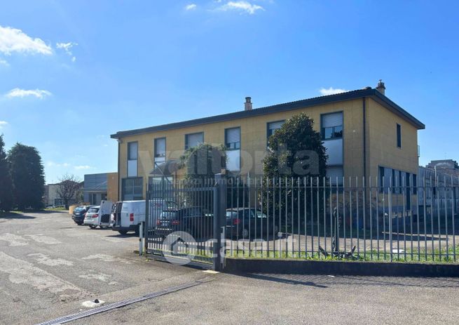 Capannone in commerciale in Via Philips 5