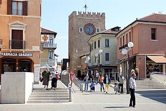 Negozio/locale commerciale in commerciale in Piazza Erminio Ferretto