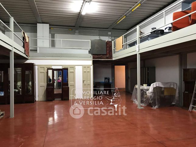 Capannone in commerciale in Via del Commercio 100