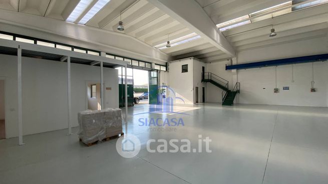 Capannone in commerciale in 