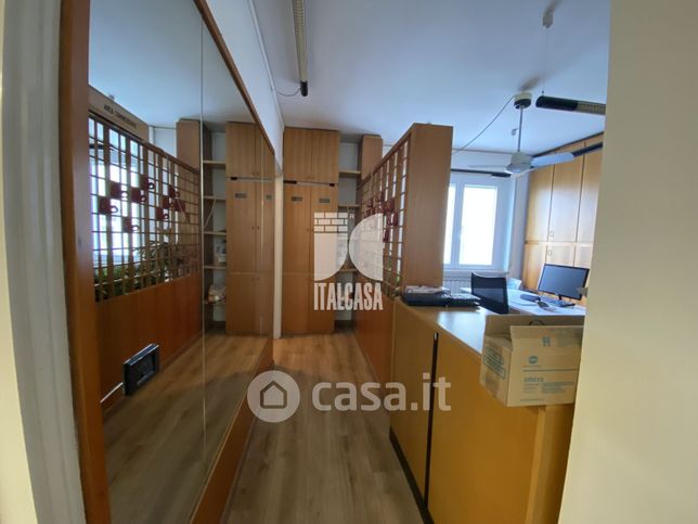 Ufficio in commerciale in 