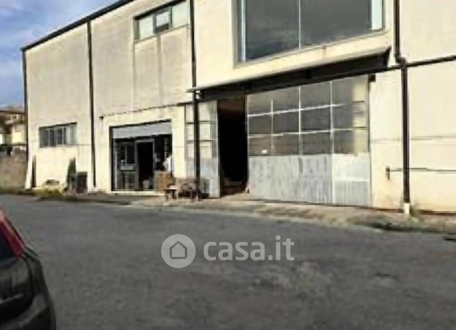 Capannone in commerciale in Via Francesco e Gerardo Coppola 1