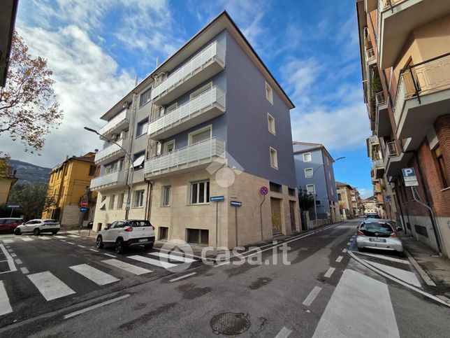 Box/posto auto in residenziale in Via Montello 21