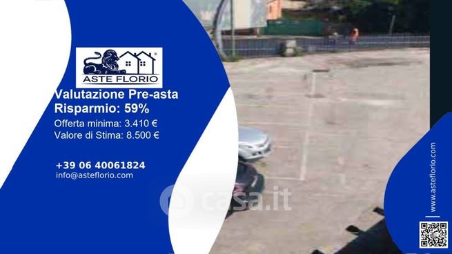 Box/posto auto in residenziale in Via dell'Industria 16